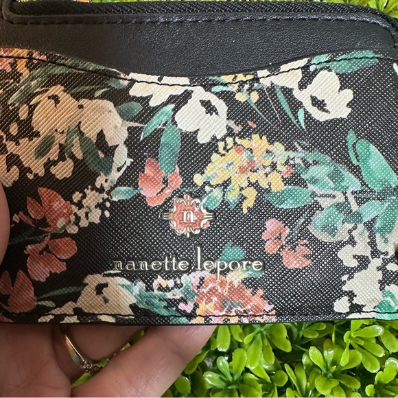 NWOT Nanette Lepore Floral Black Wallet with Gold Colored Trim and Wrist Chain - Picture 6 of 9